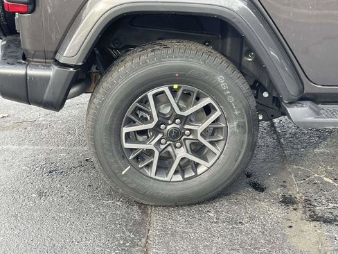 New 2026 Jeep Wrangler Unlimited Sahara AWD/4WD image 39