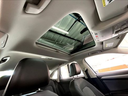 Used 2025 Volkswagen Jetta SE w/ Sunroof Package image 24