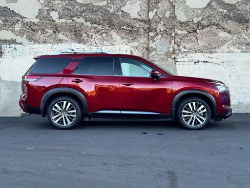 Used 2022 Nissan Pathfinder Platinum w/ Cargo Package FWD image 3