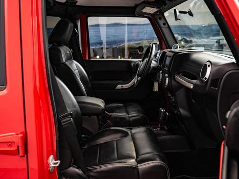 Used 2012 Jeep Wrangler Unlimited Rubicon w/ Dual Top Group AWD/4WD image 25