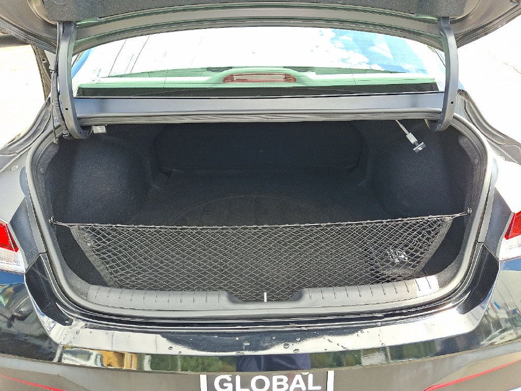 Used 2024 Hyundai Elantra SE FWD image 29