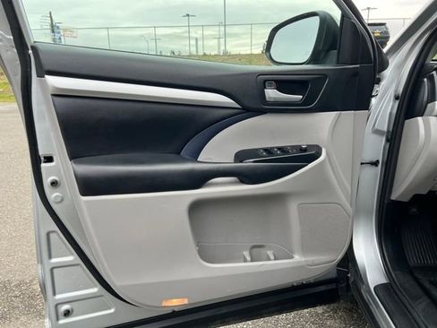 Used 2019 Toyota Highlander XLE image 18