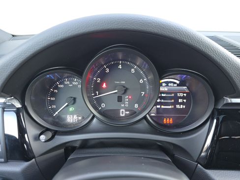 Certified 2025 Porsche Macan image 19