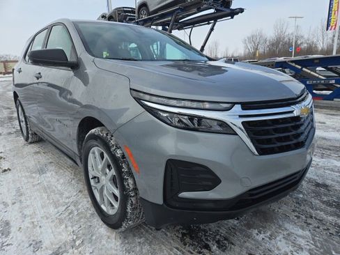 Used 2023 Chevrolet Equinox LS image 2