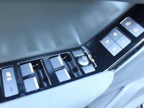 Used 2025 Land Rover Range Rover Velar Dynamic SE image 11