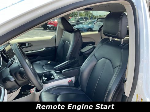 Used 2024 Chrysler Pacifica Limited FWD image 19