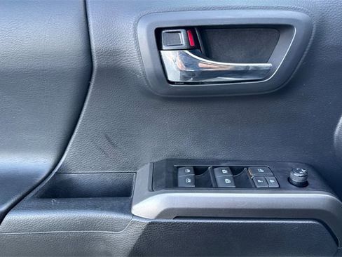 Used 2022 Toyota Tacoma Limited image 11