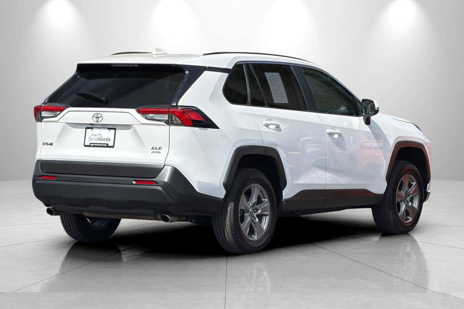 Used 2025 Toyota RAV4 XLE AWD/4WD image 2