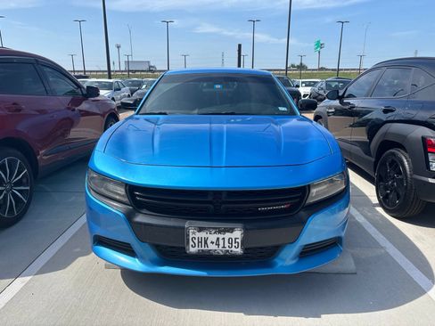 Used 2019 Dodge Charger SXT w/ Blacktop Package RWD image 2