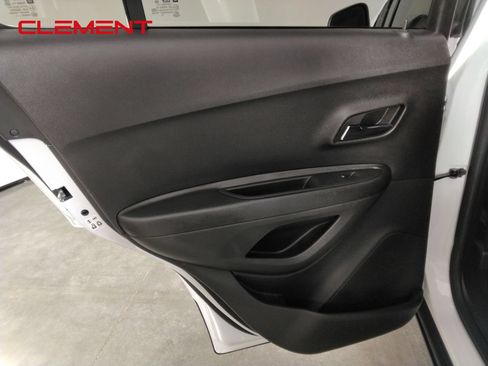 Used 2022 Chevrolet Trax LS AWD/4WD image 24