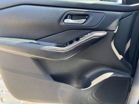 Used 2025 Nissan Rogue SV FWD image 18