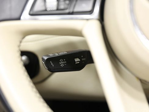 Used 2017 Bentley Bentayga AWD/4WD image 32