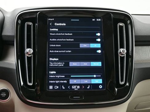 Used 2023 Volvo XC40 B5 Plus image 17