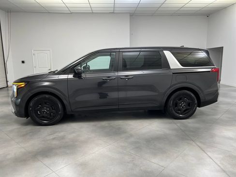 Used 2025 Kia Carnival FWD image 5