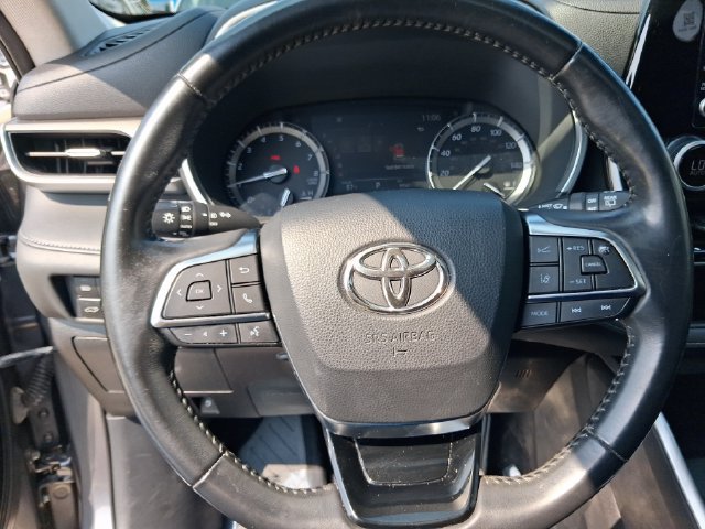Used 2021 Toyota Highlander XLE FWD image 16