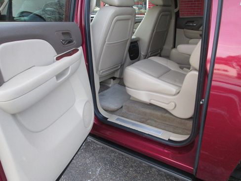 Used 2010 Chevrolet Suburban LTZ image 15