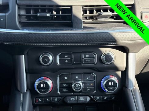 Used 2023 GMC Yukon SLT w/ SLT Luxury Package image 12