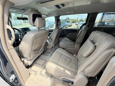 Used 2015 Chrysler Town & Country Touring FWD image 11