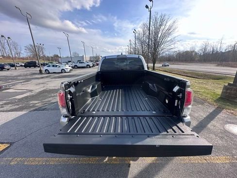 Used 2022 Toyota Tacoma TRD Sport image 10