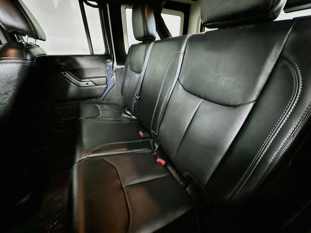 Used 2018 Jeep Wrangler Unlimited Sahara AWD/4WD image 4