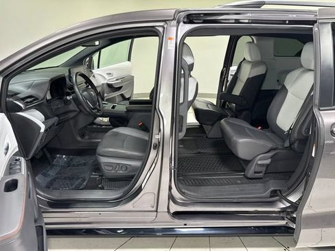Used 2021 Toyota Sienna XSE FWD image 12
