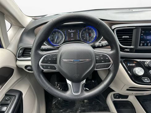 Used 2019 Chrysler Pacifica L FWD image 12