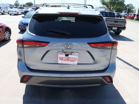 Used 2021 Toyota Highlander Limited image 9