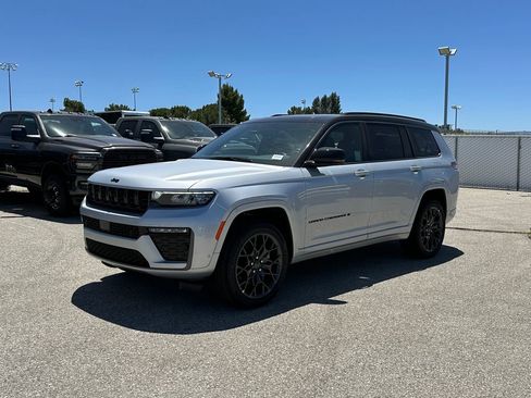 New 2026 Jeep Grand Cherokee L Summit w/ Obsidian Package AWD/4WD image 2