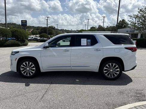 Used 2023 Chevrolet Traverse Premier FWD image 6