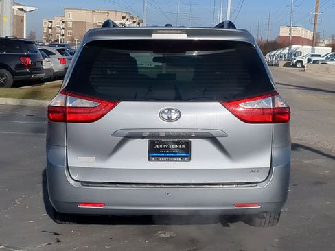 Used 2016 Toyota Sienna XLE image 4