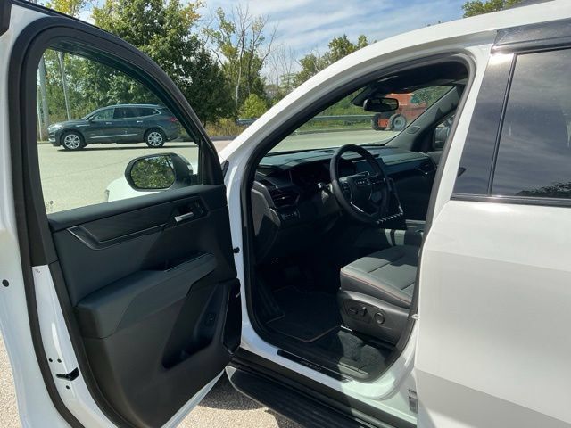 Used 2025 GMC Acadia AT4 AWD/4WD image 16