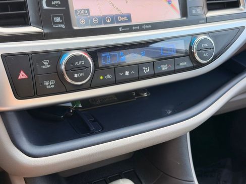 Used 2016 Toyota Highlander Limited FWD image 38