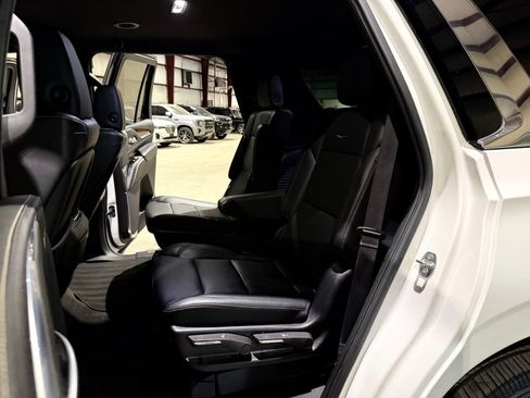 Used 2022 Cadillac Escalade Luxury AWD/4WD image 18