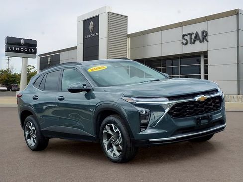Used 2025 Chevrolet Trax LT FWD image 1