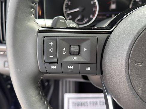 Used 2025 Nissan Pathfinder SL AWD/4WD image 10