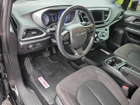 Used 2020 Chrysler Pacifica Touring w/ S Appearance Package FWD image 3