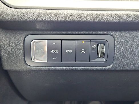 Certified 2025 Chevrolet Traverse LT w/ Sun and Wheel Package AWD/4WD image 18