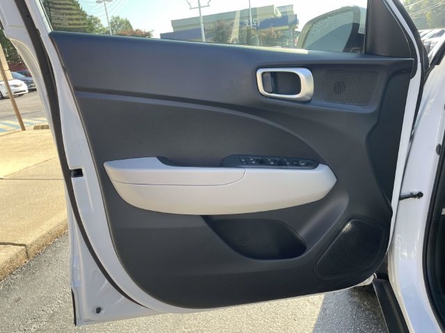 Certified 2025 Hyundai Venue SEL FWD image 15