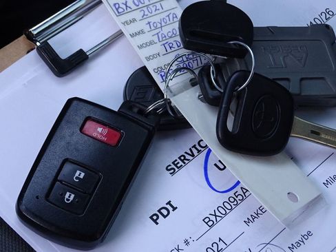 Used 2021 Toyota Tacoma TRD Off-Road image 12