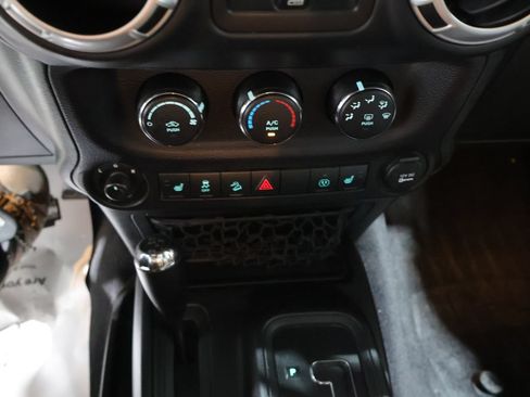 Used 2015 Jeep Wrangler Unlimited Rubicon w/ Max Tow Package AWD/4WD image 28