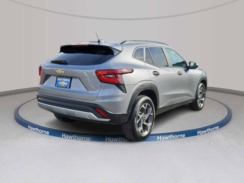 Used 2025 Chevrolet Trax LT w/ LT Convenience Package image 6