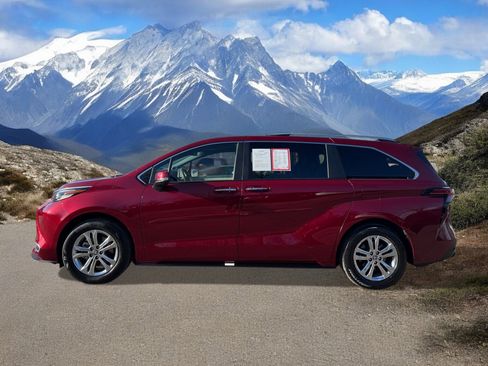 Used 2023 Toyota Sienna Platinum image 2