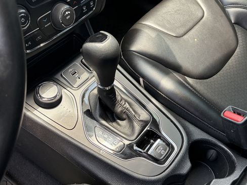 Used 2019 Jeep Cherokee Latitude Plus AWD/4WD image 10