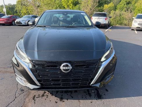 Used 2025 Nissan Altima 2.5 SV FWD image 2