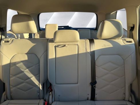 Used 2025 Volkswagen Atlas SE image 13