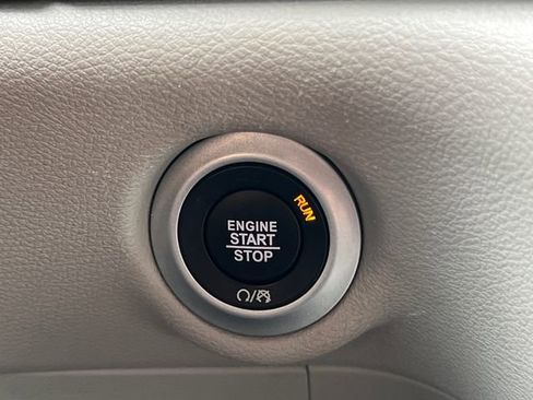 Used 2024 Chrysler Pacifica Touring-L FWD image 32