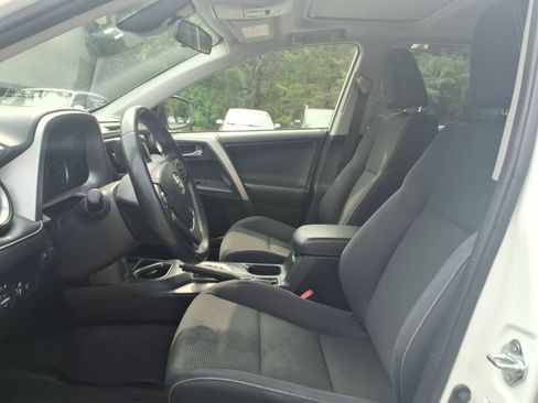 Used 2018 Toyota RAV4 XLE AWD/4WD image 17