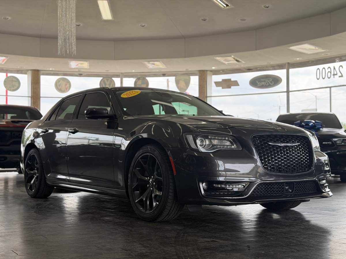 Used 2023 Chrysler 300 Touring L w/ Safetytec Plus Group RWD image 1