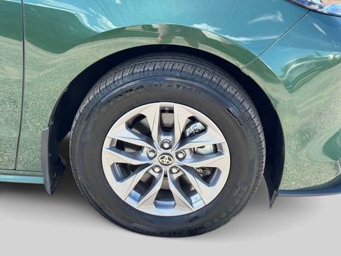 Used 2025 Toyota Sienna LE w/ LE Plus Package AWD/4WD image 5