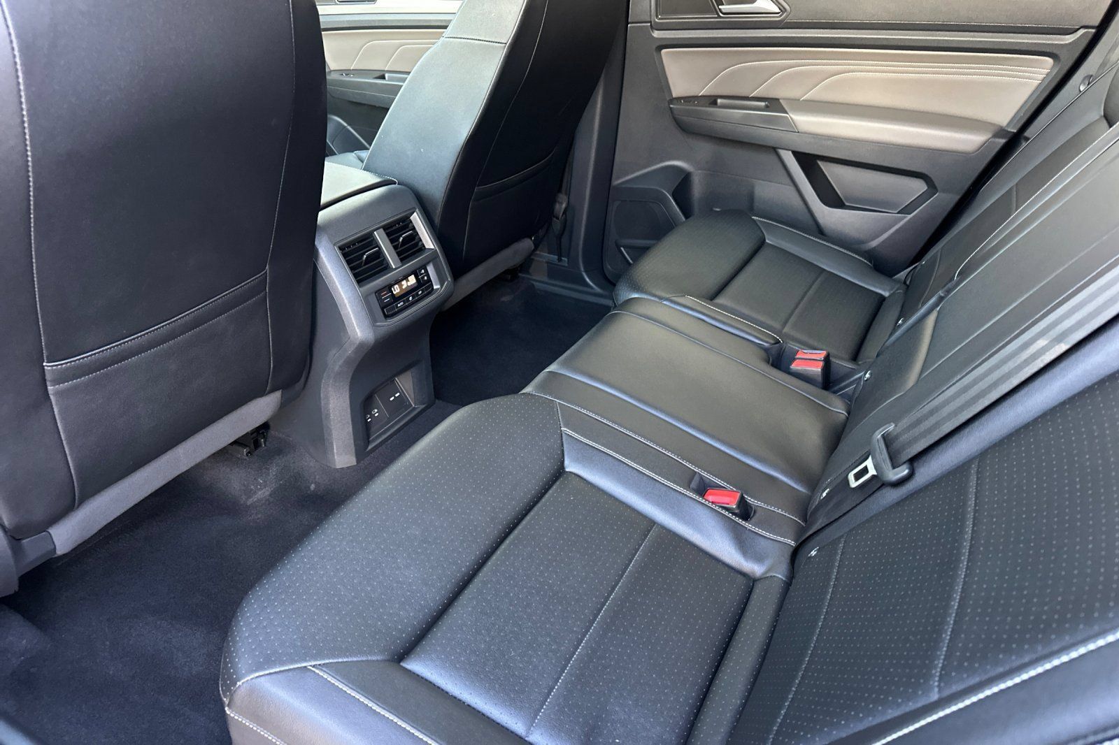 Used 2023 Volkswagen Atlas SE w/ Black Wheel Package FWD image 12